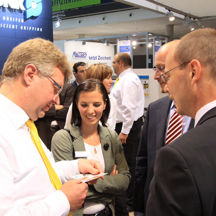 Thomas Preu&szlig; im Gespr&auml;ch mit Pressevertretern auf der Motek 2011
