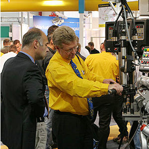 T. Preu&szlig; informiert interessierte Besucher  der Motek &uuml;ber Atlas Copco Tools